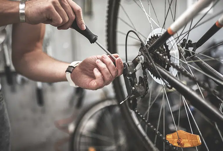 ¿Cuál es la importancia de realizar una reparación adecuada y periódica a mi bicicleta?