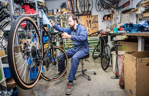 ¿Cuál es el proceso de mantenimiento en un taller especializado de bicicletas?
