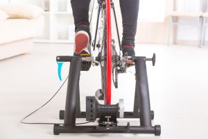 ¿Cómo se debe limpiar y mantener una alfombra para bicicleta de spinning?
