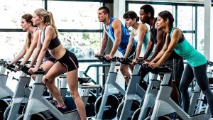¿Ayudan los apoyabrazos a reducir la fatiga durante los entrenamientos de spinning?