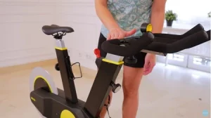 ¿Qué precauciones se deben tomar al utilizar acoples de manillar en una bicicleta de spinning?