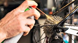 ¿Es necesario utilizar un aceite específico para el sistema de transmisión de una bicicleta de spinning?