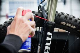 ¿Cuál es la frecuencia recomendada para aplicar aceite en una bicicleta de spinning?