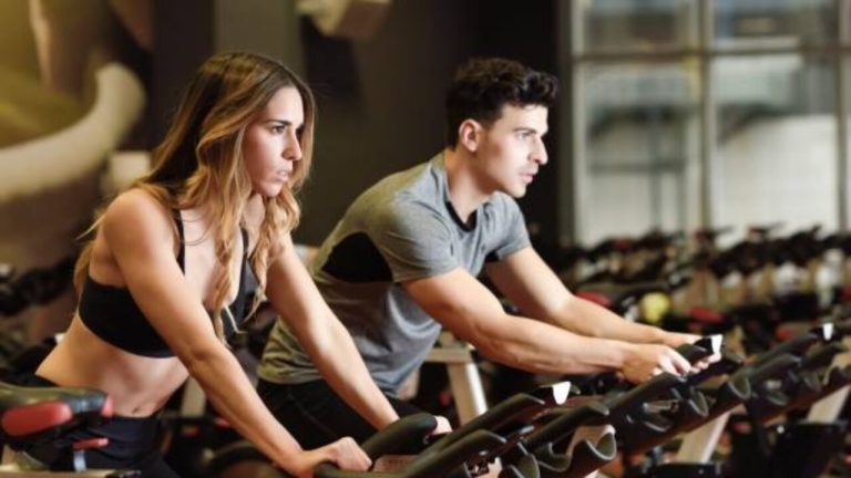 ¿Cuál es la importancia del peso de la bicicleta de spinning en el entrenamiento?