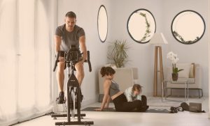 ¿Cuáles son los principales ejercicios de cardio que se pueden realizar en la bicicleta spinning?