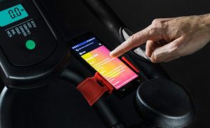 ¿Es posible conectar dispositivos externos, como un teléfono o una tableta, a la bicicleta Cecotec Spin Ultraflex 07017?
