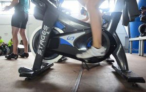 ¿Qué tipo de calzado es recomendable para usar en una bicicleta de indoor cycling spinning?