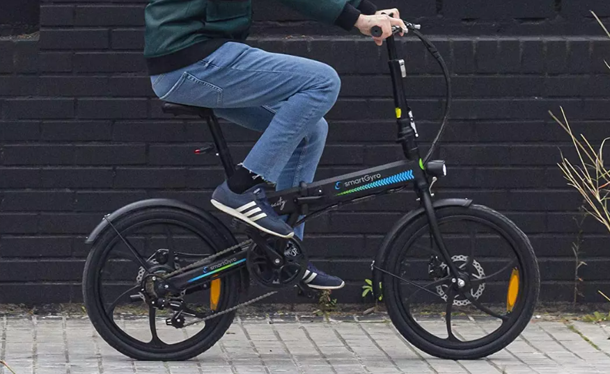Persona de pie con bicicleta

Descripción generada automáticamente